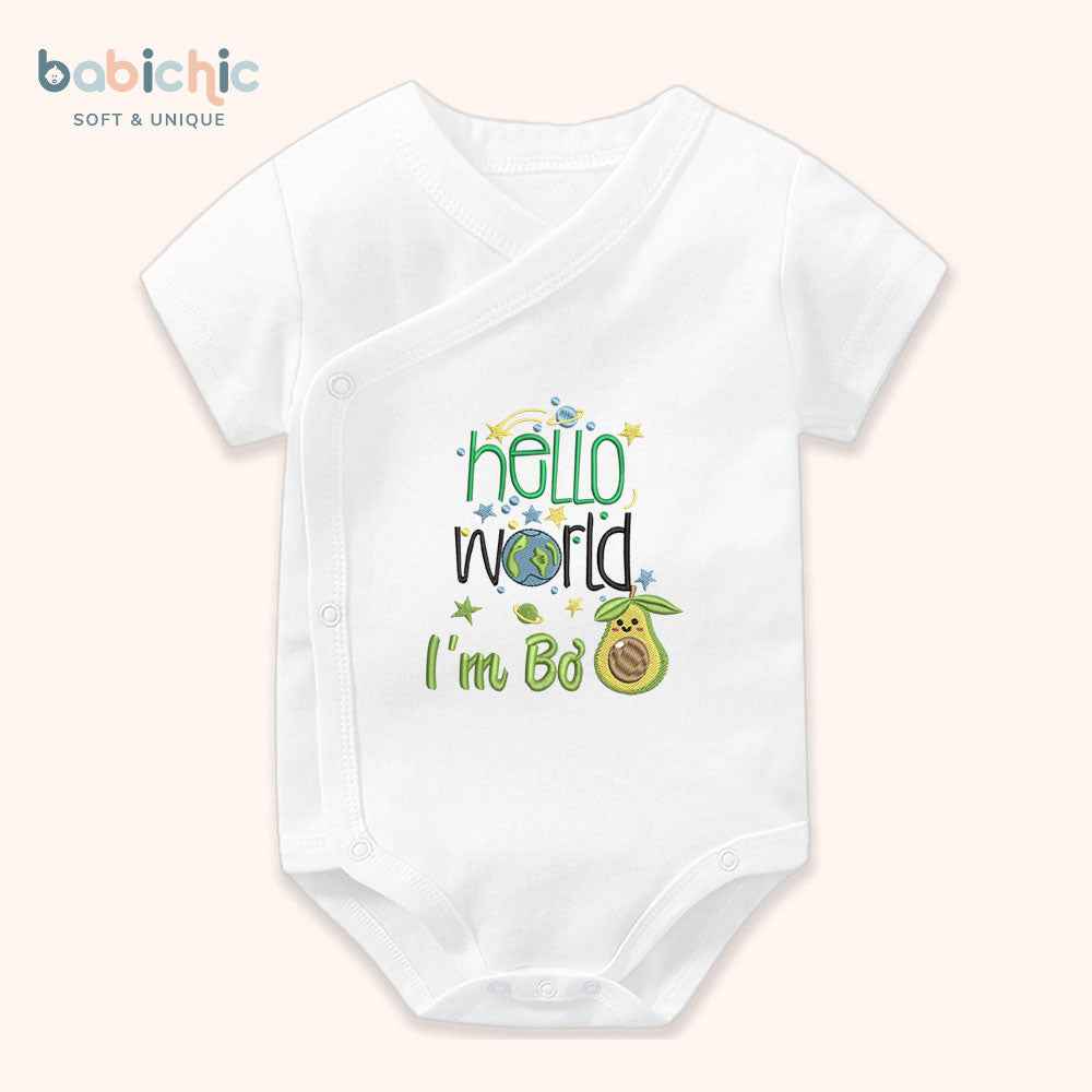 Set quà thêu tên cho bé trai - Bơ - Cotton Organic, Hình Trái Bơ, Tone Xanh Lá, Quà Đầy Tháng Bé Trai Cá Nhân Hóa