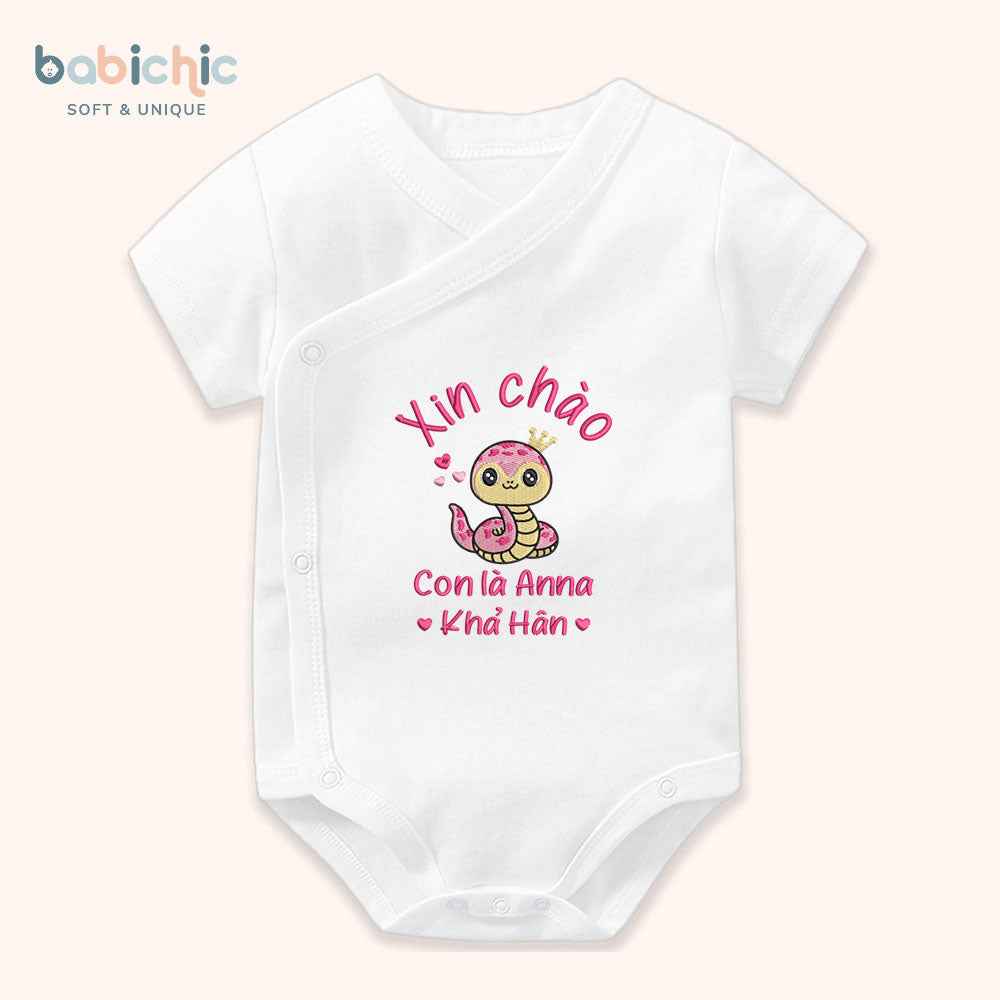 Set quà đầy tháng cá nhân hóa cho bé gái – Thêu tên Anna Khả Hân & hình rắn hồng