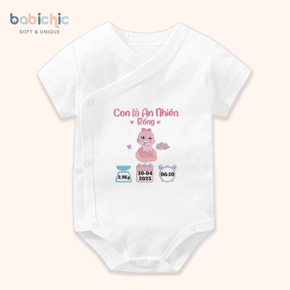Set quà đầy tháng bé gái cá nhân hóa – Thêu tên An Nhiên & hình rắn hồng