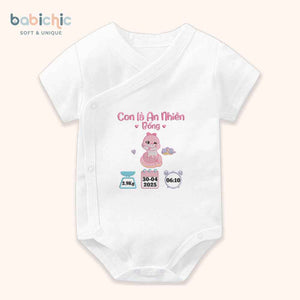 Set quà đầy tháng bé gái cá nhân hóa – Thêu tên An Nhiên & hình rắn hồng