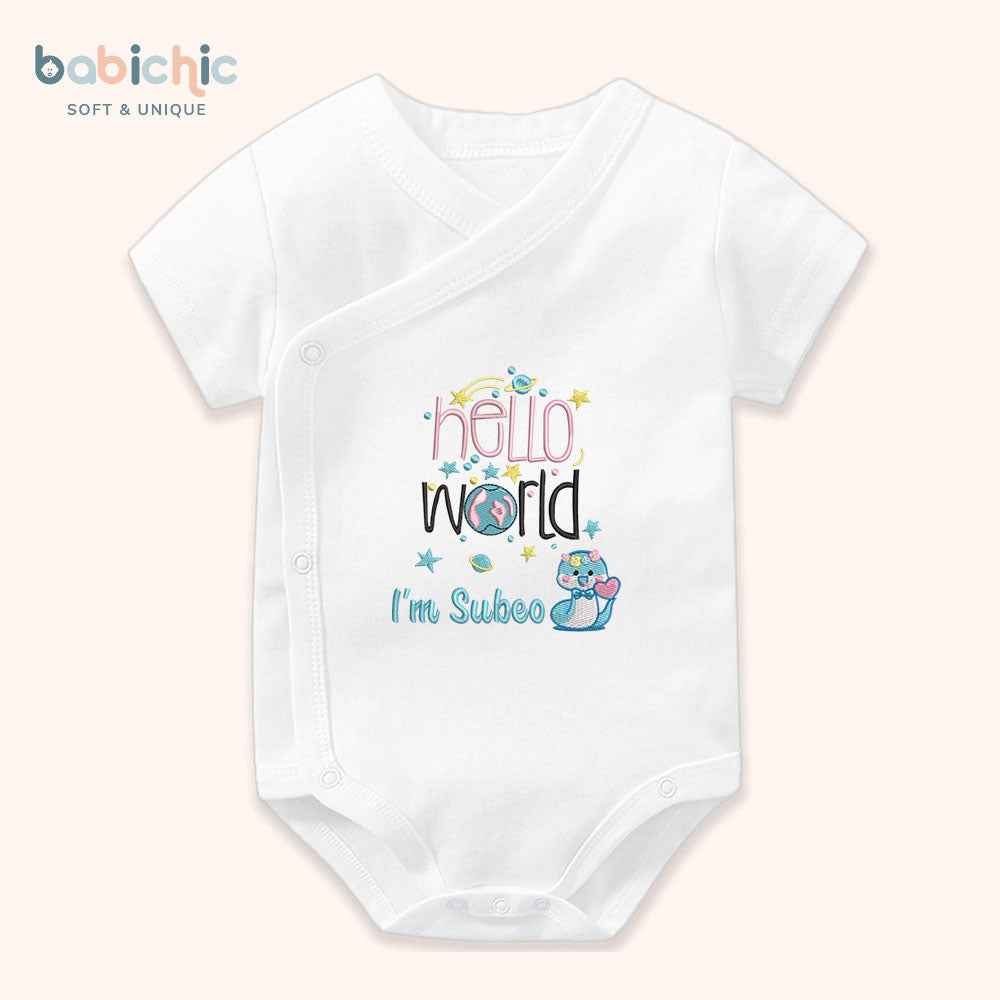 Quà đầy tháng cho bé gái cá nhân hóa – Set thêu tên Subeo & rắn xanh pastel