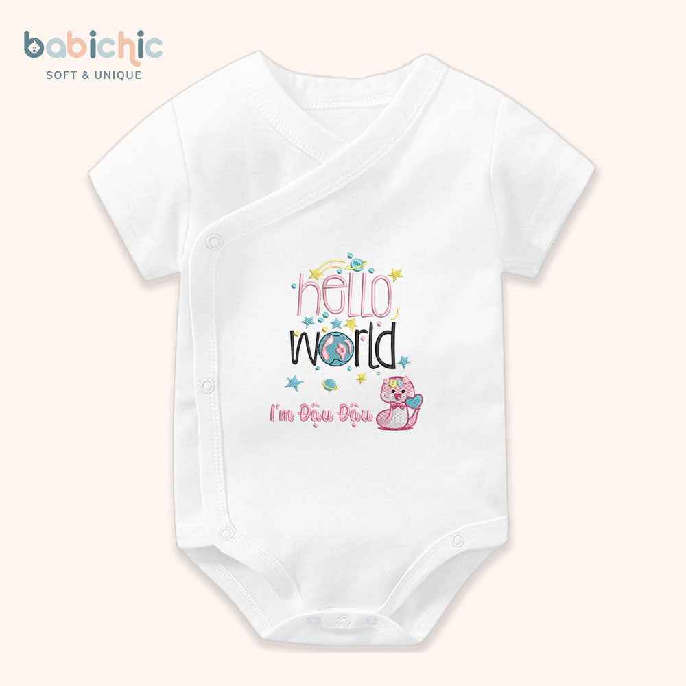 Bộ sơ sinh bé gái thêu tên Đậu Đậu – Set đầy tháng hình rắn hồng dễ thương