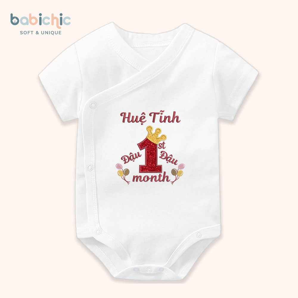 Set đồ sơ sinh đầy tháng bé gái – Thêu tên Đậu & dòng chữ 1st Month