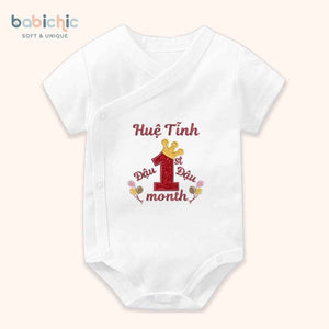 Set đồ sơ sinh đầy tháng bé gái – Thêu tên Đậu & dòng chữ 1st Month