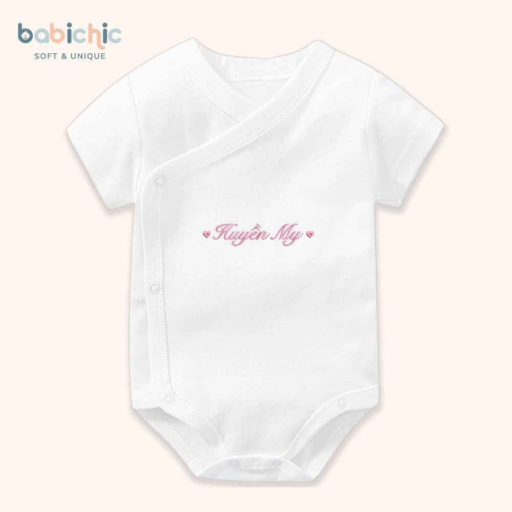 Set đồ sơ sinh thêu tên bé Huyền My – tone hồng pastel dễ thương cho lễ đầy tháng