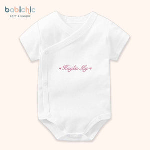 Set đồ sơ sinh thêu tên bé Huyền My – tone hồng pastel dễ thương cho lễ đầy tháng