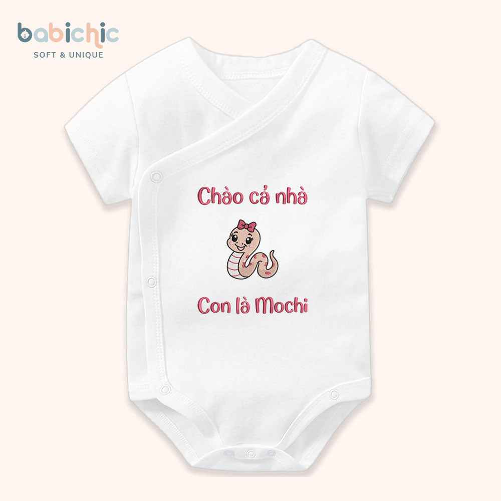 Set quần áo đầy tháng bé gái thêu tên “Mochi” – hình rắn hồng siêu dễ thương, thiết kế riêng cho bé yêu