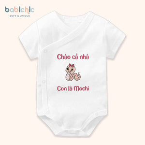 Set quần áo đầy tháng bé gái thêu tên “Mochi” – hình rắn hồng siêu dễ thương, thiết kế riêng cho bé yêu