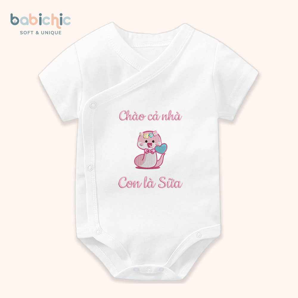 Set đồ đầy tháng bé gái thêu rắn hồng “Con là Sữa” – Tông pastel cá nhân hóa dễ thương