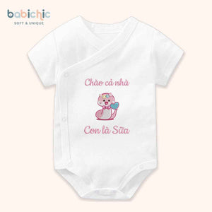 Set đồ đầy tháng bé gái thêu rắn hồng “Con là Sữa” – Tông pastel cá nhân hóa dễ thương
