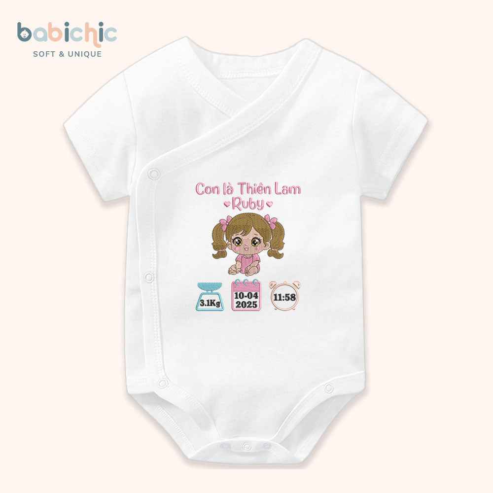 Set đầy tháng bé gái thêu tên Ruby & hình bé Thiên Lam – Quà sơ sinh cá nhân hóa dễ thương