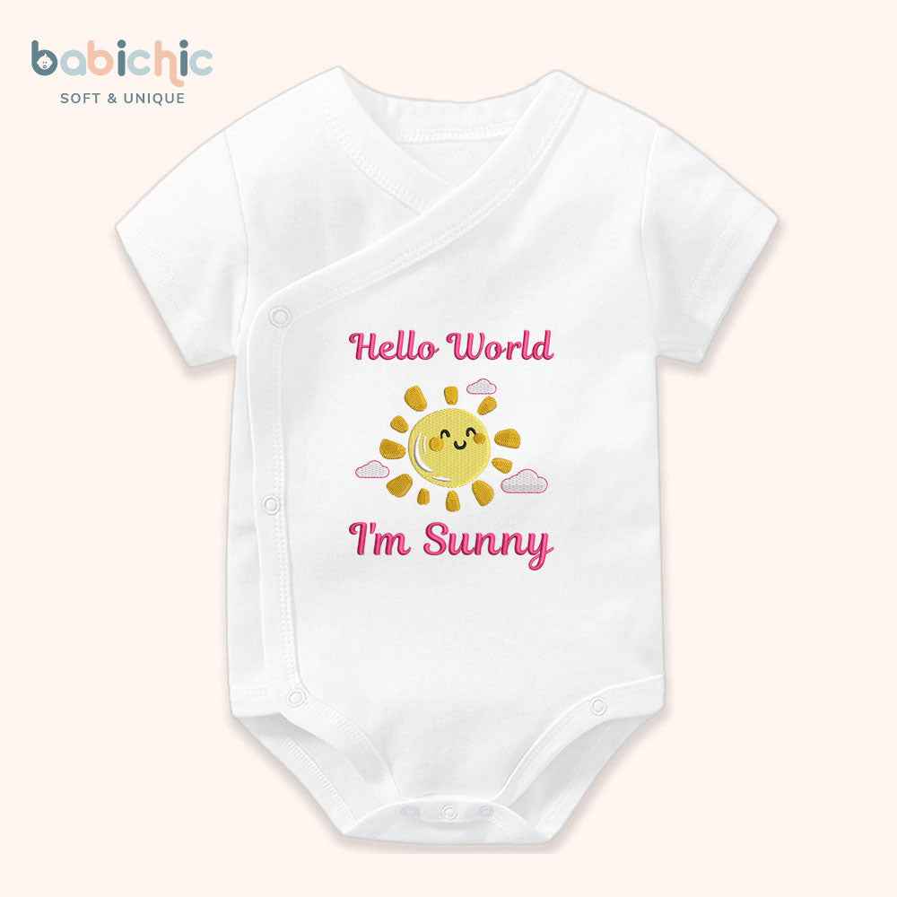 Set đồ đầy tháng bé gái thêu tên cá nhân hóa – Mẫu “I’m Sunny”, hình mặt trời tươi sáng