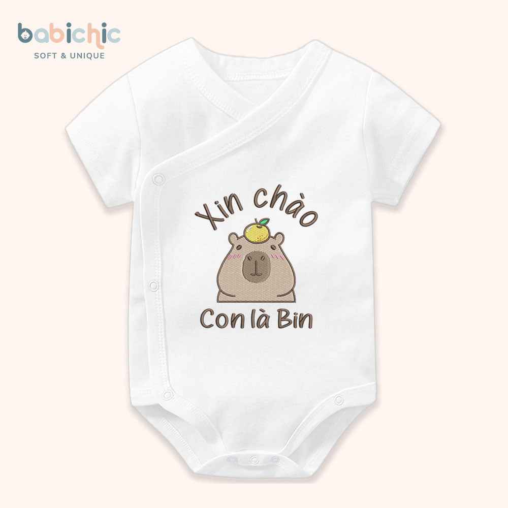Bodysuit cá nhân hóa bé trai mặc đầy tháng – Thêu tên “Con là Bin”, hình Capybara dễ thương