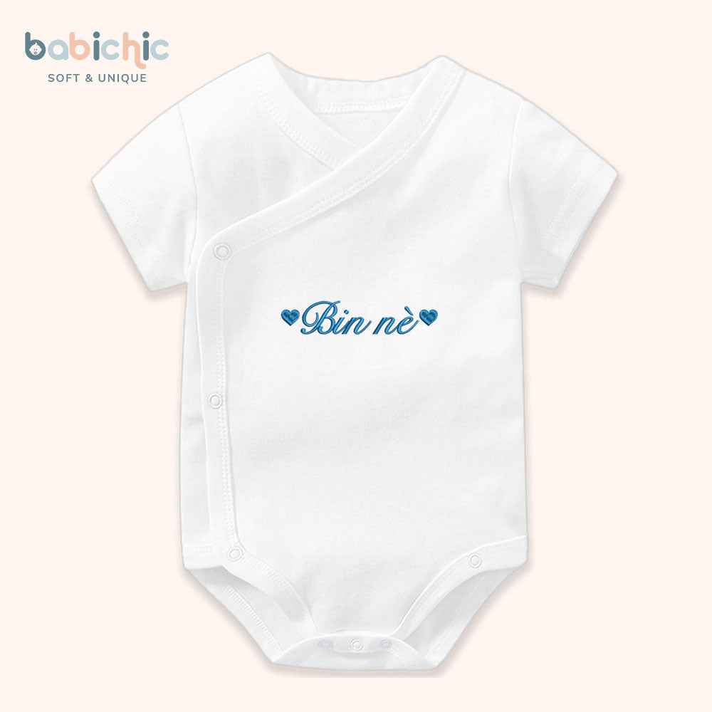 Set đồ sơ sinh thêu tên “Bin nè” – Thiết kế tối giản cá nhân hóa, tone xanh dương cho bé trai