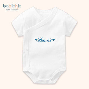 Set đồ sơ sinh thêu tên “Bin nè” – Thiết kế tối giản cá nhân hóa, tone xanh dương cho bé trai