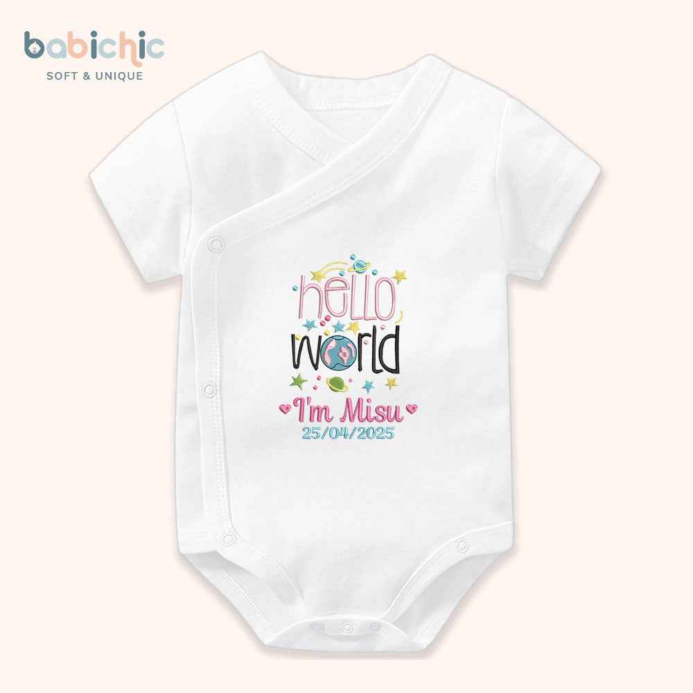 Set đầy tháng bé gái thêu Hello World & tên Misu – Thiết kế kỷ niệm sinh nhật đầu tiên siêu yêu