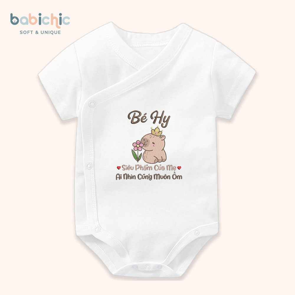 Set đầy tháng bé gái thêu tên Bé Hy & Capybara – Quà cúng mụ ngộ nghĩnh tone nâu ấm áp