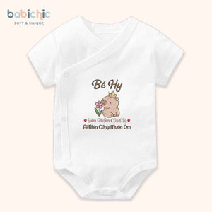 Set đầy tháng bé gái thêu tên Bé Hy & Capybara – Quà cúng mụ ngộ nghĩnh tone nâu ấm áp