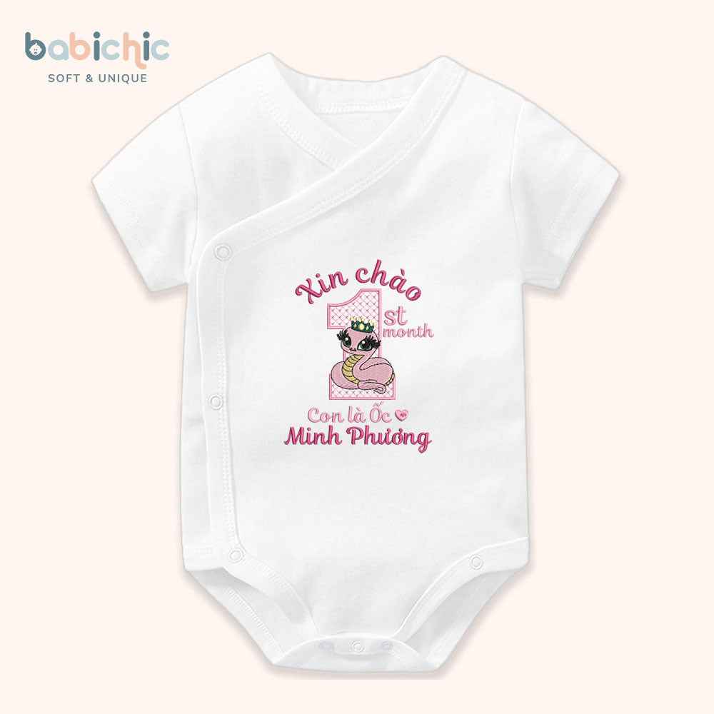 Set đầy tháng bé gái thêu tên Minh Phương – Hình rắn hồng & 1st month ngộ nghĩnh, body cá nhân hóa dịp cúng mụ