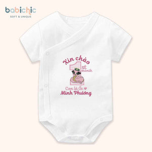 Set đầy tháng bé gái thêu tên Minh Phương – Hình rắn hồng & 1st month ngộ nghĩnh, body cá nhân hóa dịp cúng mụ