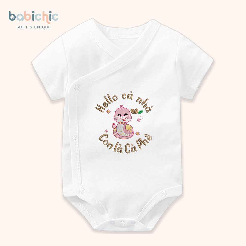 Set đồ đầy tháng bé gái Cà Phê – Body thêu rắn hồng & tên bé, tone nâu hồng dễ thương