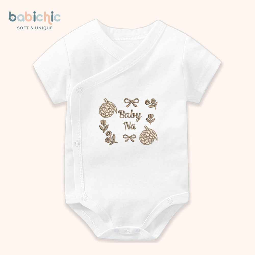 Set đồ đầy tháng bé gái Baby Na – Body thêu trái na & tên bé tone nâu vintage
