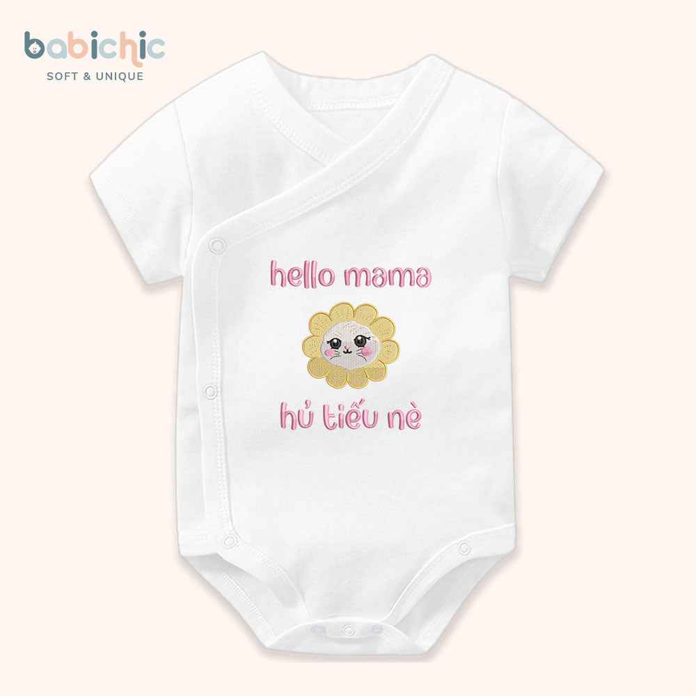 Set đầy tháng bé gái – Body thêu “Hello mama – Hủ Tiếu nè” tone hồng vàng dễ thương, cá nhân hoá tên bé