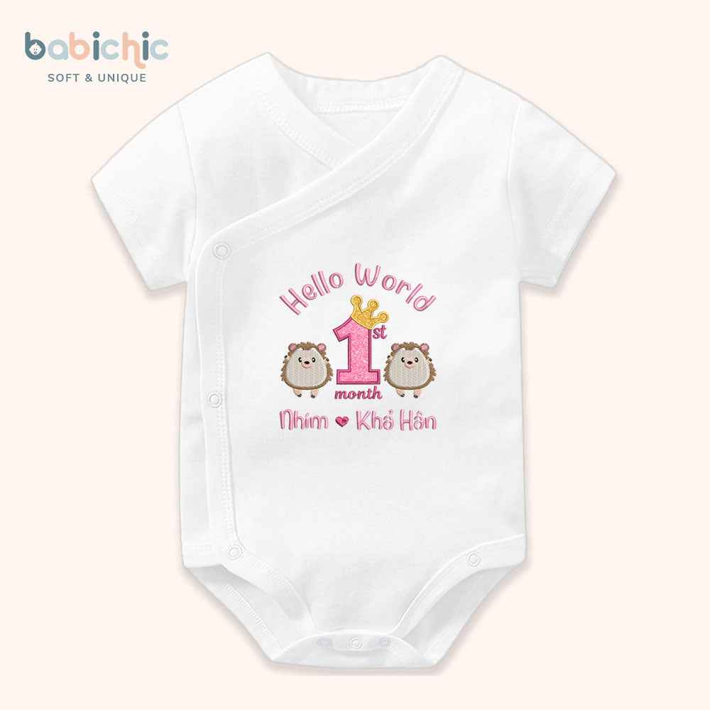Set đầy tháng bé gái – Body thêu “Hello Nhím – Khả Hân” & hình nhím dễ thương, tone hồng pastel ngọt ngào
