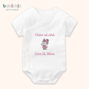 Set đầy tháng bé gái – Body thêu “Con là Mon” hình bé gái xinh xắn, tone hồng pastel ngọt ngào