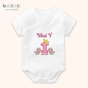 Set đầy tháng bé gái thêu tên riêng – Mẫu “Như Ý” 1st Month, 2 rắn dễ thương