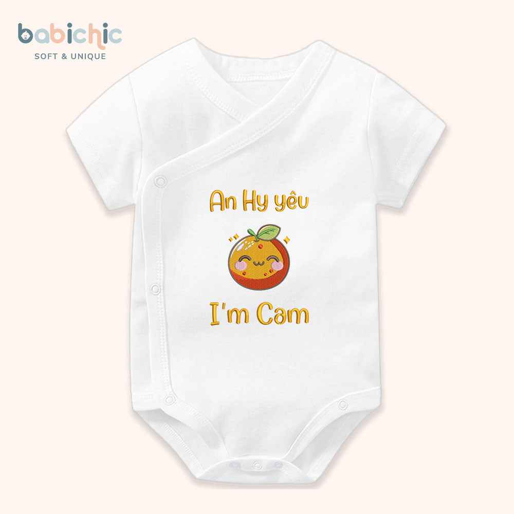 Set sơ sinh thêu tên cho bé gái – Mẫu “An Hy yêu + I'm Cam”, hình trái cam màu cam vàng nổi bật