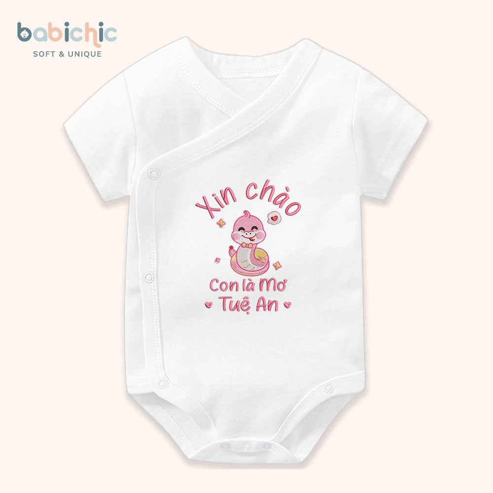 Bodysuit đầy tháng bé gái cá nhân hóa thêu tên – Mẫu “Con là Mơ – Tuệ An”, hình rắn cute, chỉ hồng