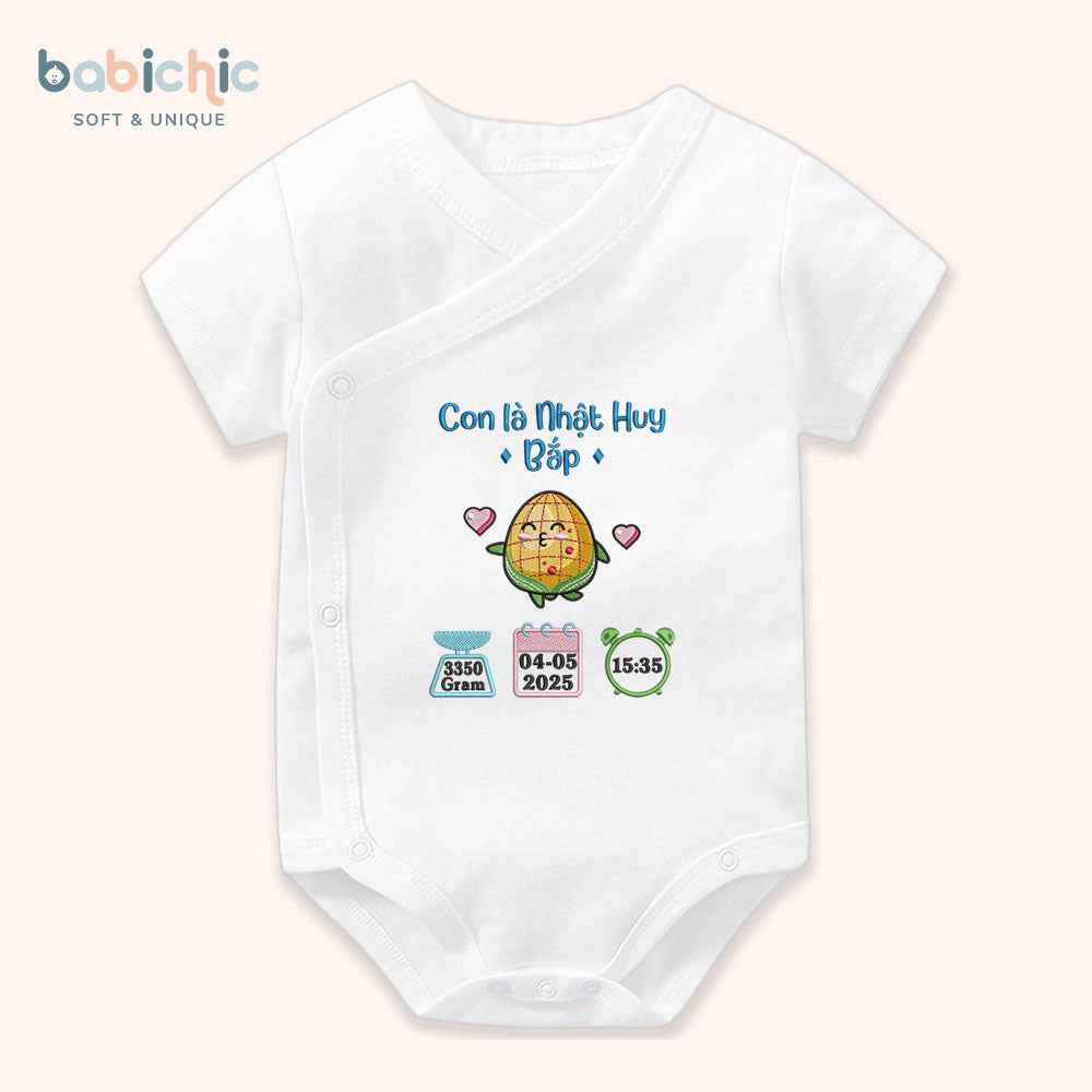 Set đồ lễ đầy tháng cho bé trai – Thêu tên “Con là Nhật Huy – Bắp”, hình bắp ngô dễ thương