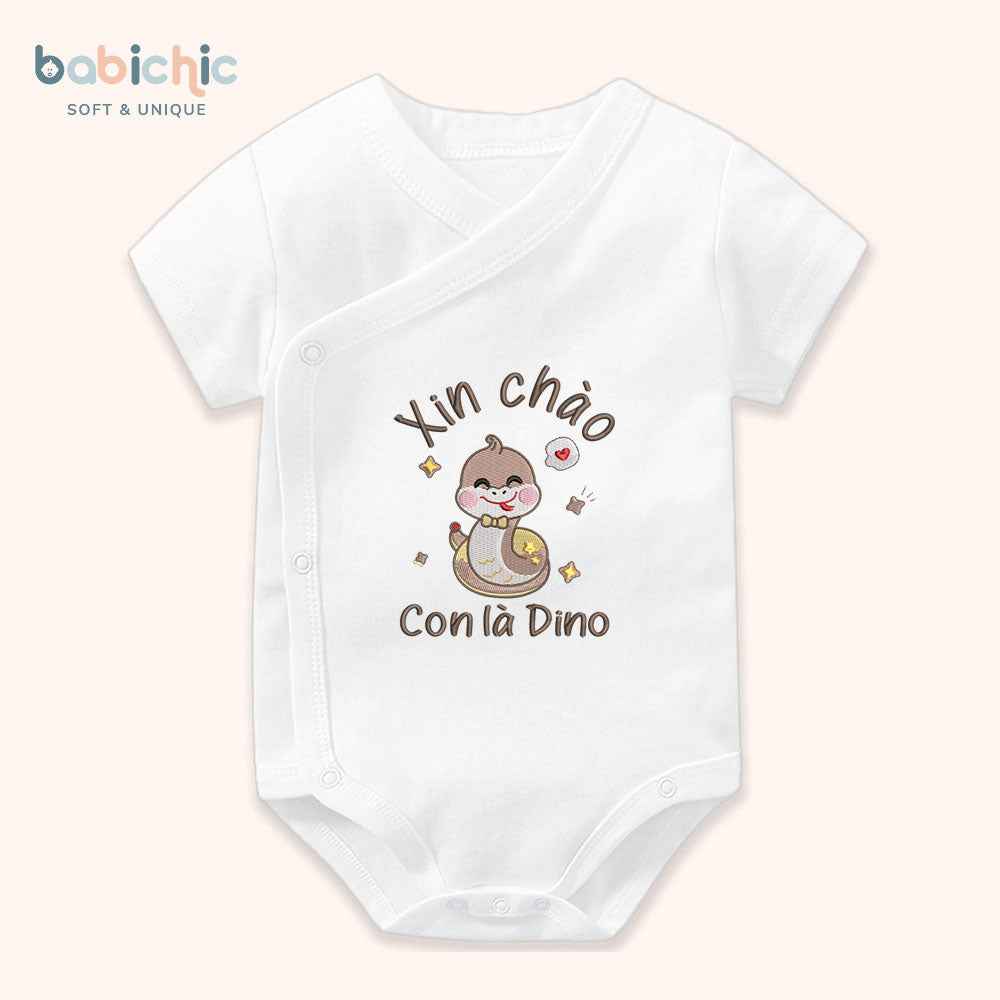 Set đồ sơ sinh cá nhân hóa cho bé trai – Bodysuit thêu tên “Con là Dino”, hình rắn dễ thương