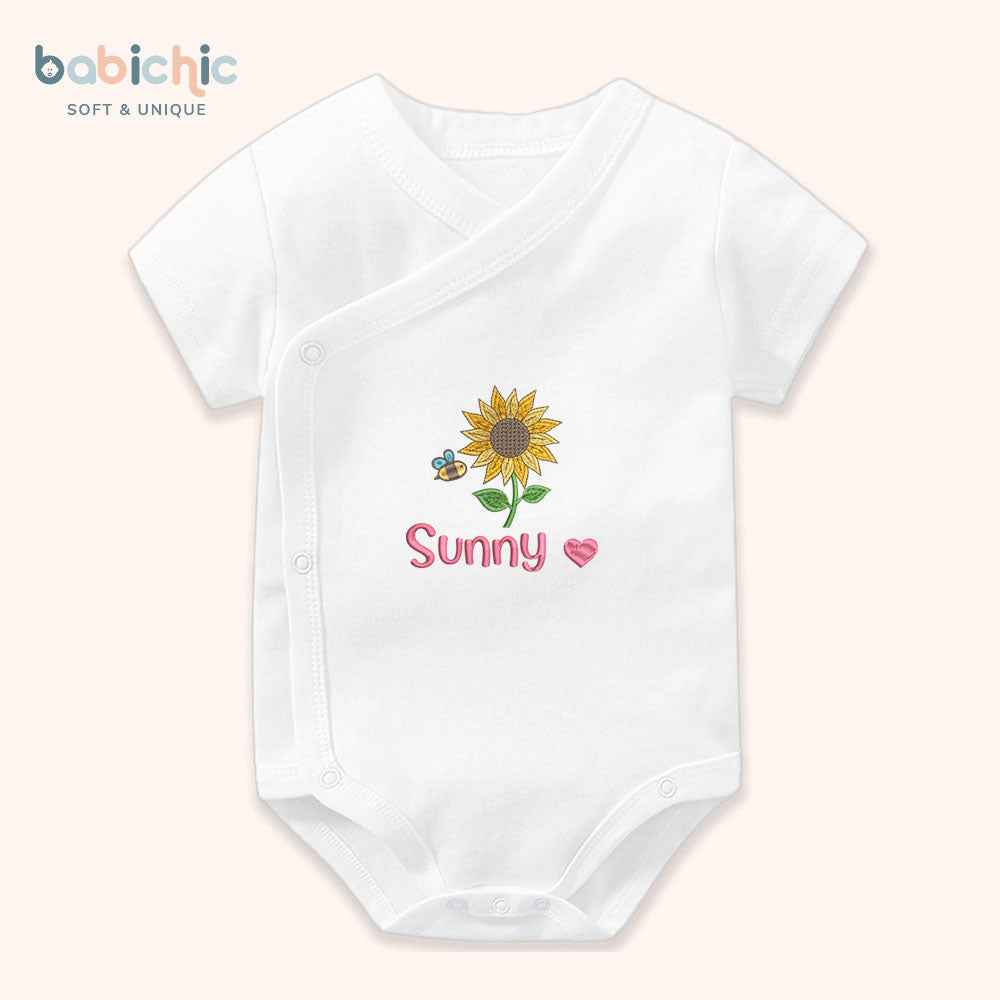 Set đồ đầy tháng bé gái thêu tên cá nhân hóa dễ thương – Bodysuit “Sunny” hoa hướng dương