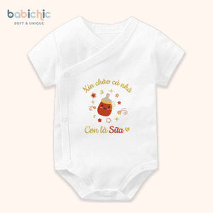 Set đồ đầy tháng cho bé gái thêu tên theo yêu cầu – Mẫu “Con là Sữa” hình bình sữa ngộ nghĩnh