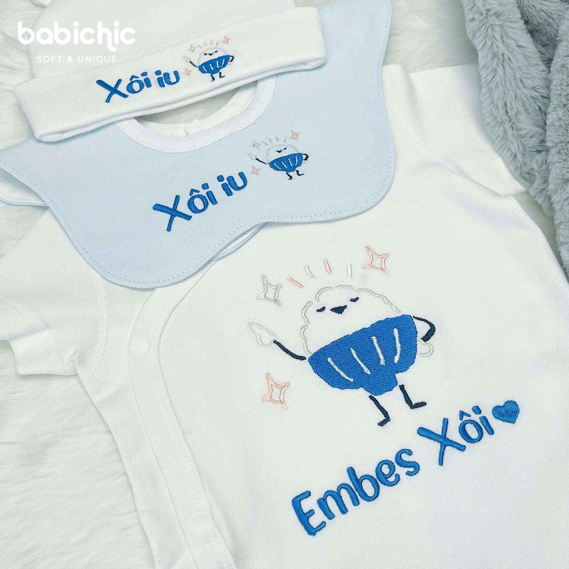 Set sơ sinh thêu tên “Xôi” – Hình xôi cute đáng yêu, tone xanh dương – Quà đầy tháng bé trai