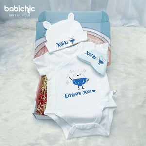 Set sơ sinh thêu tên “Xôi” – Hình xôi cute đáng yêu, tone xanh dương – Quà đầy tháng bé trai